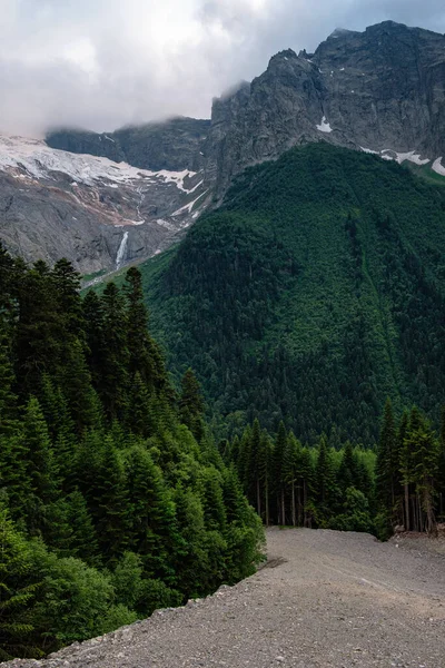 Dramatik Dağ Manzarası Dağlarda Yaz Yağmur Bulutları Soğuk Boyalar Yeşilliğin — Stok fotoğraf