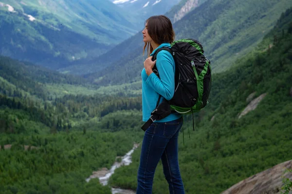 Backpacker Sulla Cima Una Montagna Godendo Vista Sulla Valle Vagabondaggio — Foto Stock