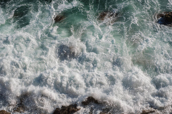 Океанские волны фоновый разрыв морской воды скалистые берега бурные моря бирюзовые воды градиентной пены. Большие волны в открытом море. Летний муссон. Белый гребень морской волны.