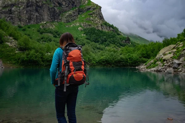 Viajero Mira Lago Montaña Viajes Concepto Vida Activa Aventura Senderismo — Foto de Stock