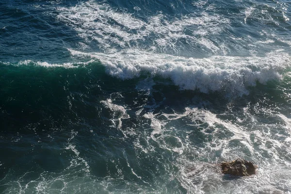 海浪背景突破海水岩石海岸汹涌大海绿松石水梯度泡沫 大海中的巨浪 夏天的季候风海浪的白峰 — 图库照片