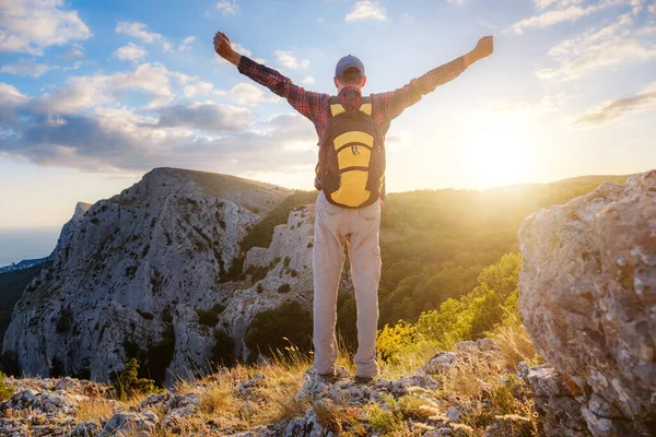 Hombre Aventurero Está Cima Montaña Con Las Manos Levantadas Disfrutando — Foto de Stock