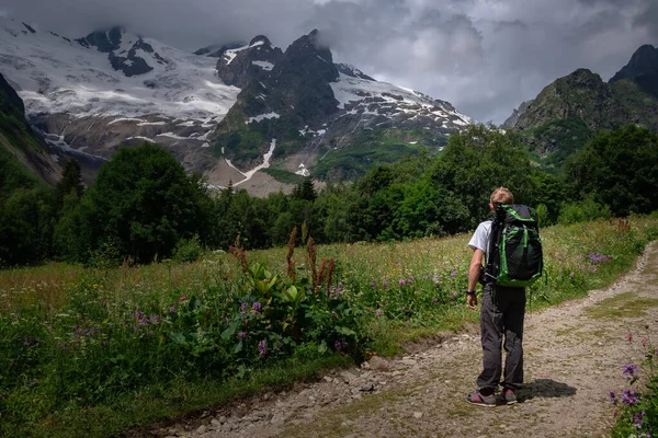 背着背包在山上远足的人旅行生活方式的成功理念 户外活动 在北高加索地区 卡拉恰伊 切尔克西亚 俄罗斯 的登山运动 — 图库照片