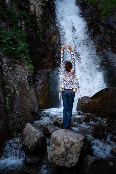 Giovane Donna Felice Godendo Cascata Donna Piedi Davanti Alla Cascata — Foto Stock