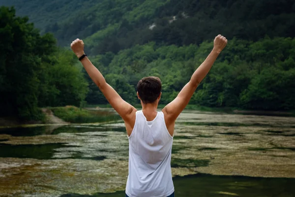 Genç Erkek Hippi Gölün Güzel Manzarasına Bakıyor Güzel Bir Özgürlük — Stok fotoğraf