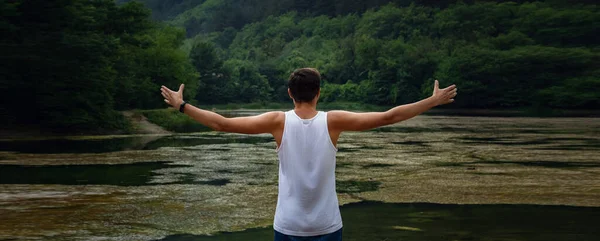 Młody Hipster Patrząc Piękny Widok Jezioro Piękny Moment Wolności Spokojna — Zdjęcie stockowe