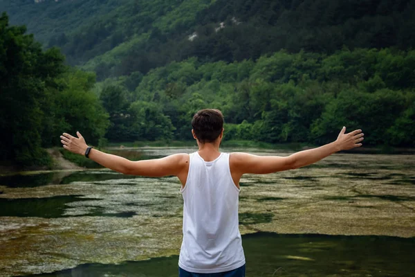Młody Hipster Patrząc Piękny Widok Jezioro Piękny Moment Wolności Spokojna — Zdjęcie stockowe