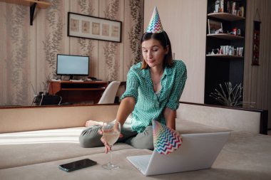 Sanal parti aracılığıyla karantinada doğum gününü kutlayan bir kız. Coronavirüs salgını 2020.