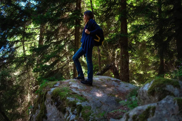 Vrouwelijke Wandelaar Die Naar Het Bos Kijkt Rust Neemt Reisconcept — Stockfoto