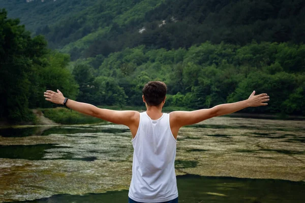 Młody Hipster Patrząc Piękny Widok Jezioro Piękny Moment Wolności Spokojna — Zdjęcie stockowe