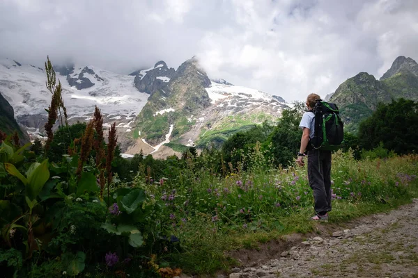 背着背包在山上远足的人旅行生活方式的成功理念 户外活动 在北高加索地区 卡拉恰伊 切尔克西亚 俄罗斯 的登山运动 — 图库照片