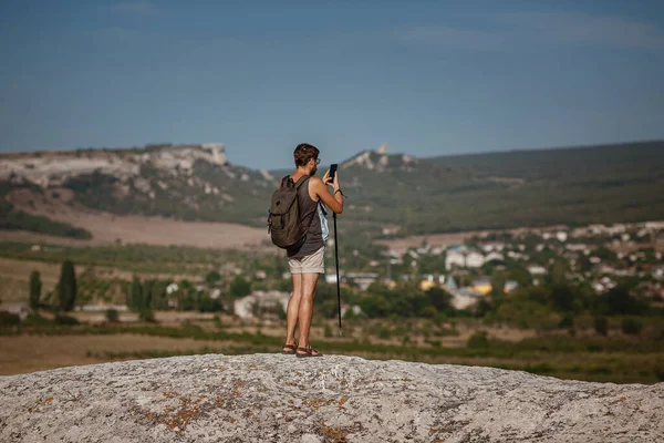 Vandring Man Porträtt Med Ryggsäck Promenader Naturen Vit Man Ler — Stockfoto