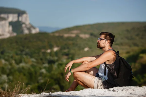 Junge Männliche Wanderer Mit Rucksack Entspannen Sich Auf Einem Berg — Stockfoto
