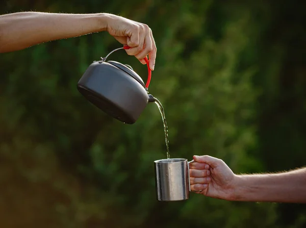 Hiker Pouring Hot Drink Metal Teapot Steel Mug Atmospheric Tranquil — Stock Photo, Image