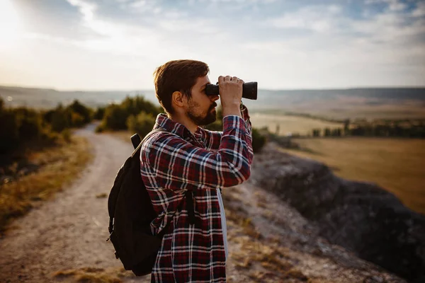 Kerl Mit Ferngläsern Der Hand Mann Shirt Mit Rucksack Junger — Stockfoto