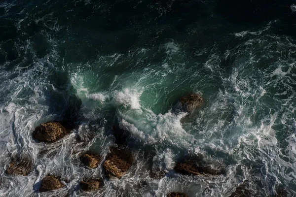 海浪背景突破海水岩石海岸汹涌大海绿松石水梯度泡沫 大海中的巨浪 夏天的季候风海浪的白峰 — 图库照片