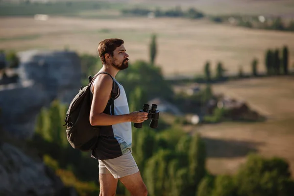 Kerl Mit Ferngläsern Der Hand Mann Shirt Mit Rucksack Junger — Stockfoto