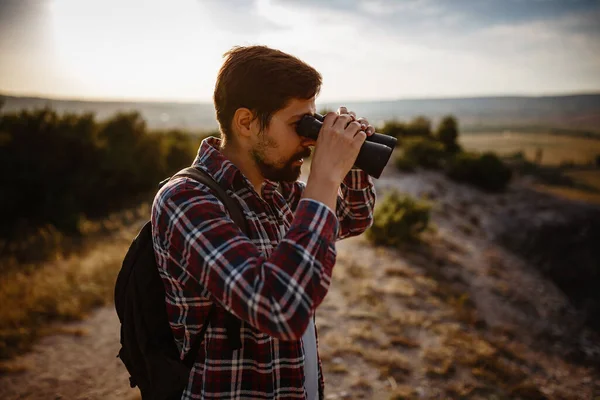 Kerl Mit Ferngläsern Der Hand Mann Shirt Mit Rucksack Junger — Stockfoto