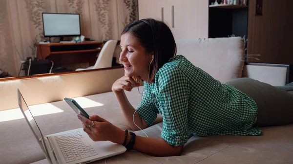 Mujer Atractiva Joven Sofá Trabajando Nuevo Proyecto Con Ordenador Portátil —  Fotos de Stock