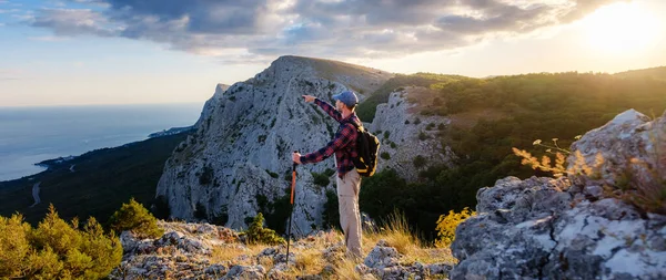 Maceraperest Adam Dağın Tepesinde Canlı Bir Günbatımında Güzel Manzaranın Tadını — Stok fotoğraf
