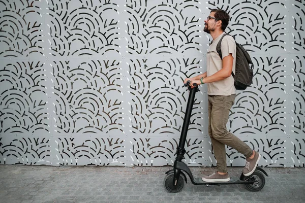 Spaß Beim Fahren Mit Dem Elektroroller Durch Die Stadt Ein — Stockfoto