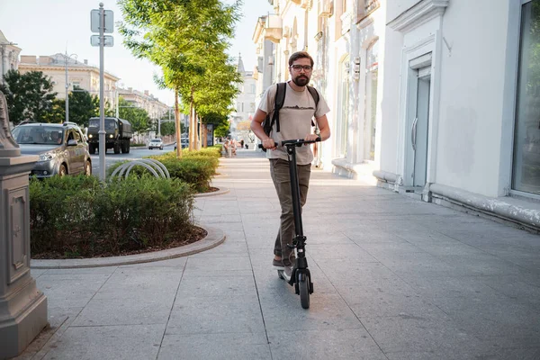 Leuk Rijden Elektrische Scooter Door Stad Een Hipster Man Geniet — Stockfoto