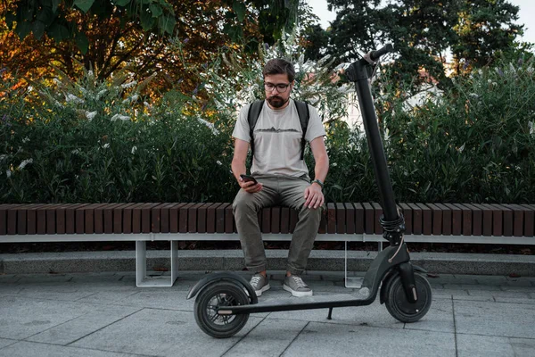 Hipster Homem Commuter Com Scooter Elétrico Livre Cidade Usando Smartphone — Fotografia de Stock