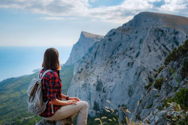 Yürüyüş yapan kadın dağ tepesi manzarasının tadını çıkarıyor. Eko-turizm seyahati. Keşif Seyahat Hedefi Konsepti
