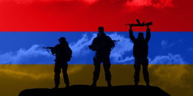 Ermenistan bayrağı. Ermenistan ve Azerbaycan arasındaki çatışma kavramı. Askeri siluetler dövüş sahnesi koyu sisli arka plan.