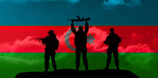 Azerbaycan bayrağı. Ermenistan ve Azerbaycan arasındaki çatışma kavramı. Askeri siluetler dövüş sahnesi koyu sisli arka plan.