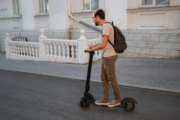 Spaß Beim Fahren Mit Dem Elektroroller Durch Die Stadt Ein — Stockfoto