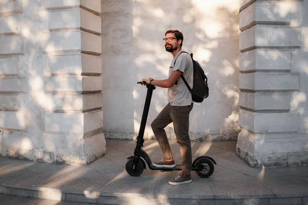 Spaß Beim Fahren Mit Dem Elektroroller Durch Die Stadt Ein — Stockfoto