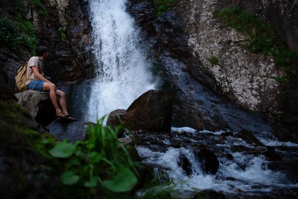 Turysta Waalkinh Plecakiem Patrząc Wodospad Parku Pięknym Krajobrazie Przyrody Portret — Zdjęcie stockowe