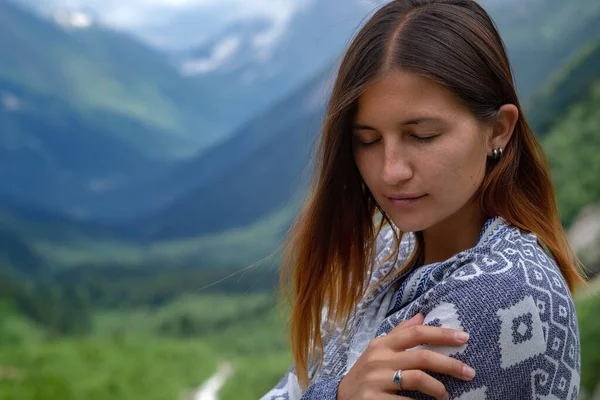 Elegante Hipster Femminile Che Cammina Sulle Montagne Giovane Donna Felice — Foto Stock