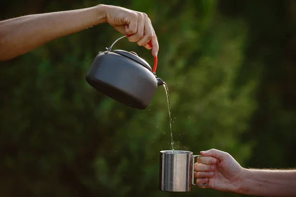 Caminante Vertiendo Una Bebida Caliente Una Tetera Metal Una Taza —  Fotos de Stock