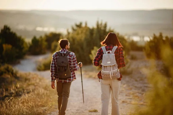 Portrait Jeune Couple Heureux Amusant Lors Leur Voyage Randonnée Couple — Photo