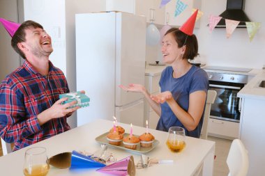 Aile, doğum günü kutlaması için güzel dekore edilmiş yemek odasında hediyelerini değiş tokuş eder. Dekorasyon şenlikli dekorasyonlar ve sıcak, neşeli atmosferle dolu..