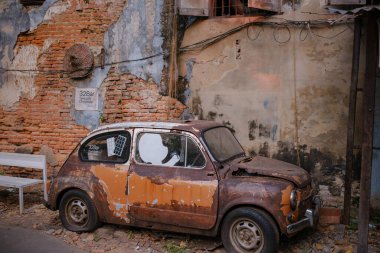 Bangkok, Tayland - 21 Ocak 2024: Bangkok 'ta eski bir araba. Bu Talat Noi İlçesinden turistler arasında popüler bir sembol.