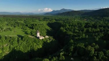 Korana yakınlarındaki yeşil tepede Ortaçağ Dreznik Grad 'ı. Yukarıdan görülen Dreznik Eski Kasabası 'nın tarihi kalıntıları Korana Nehri yakınlarındaki yemyeşil tepelere kurulmuştu. Huzurlu ve sinematik bahar manzarası