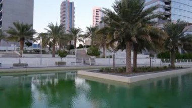 BAE, Abu-Dabi, 11 Ocak 2024: Reem adasının merkez parkı, modern bölge günbatımında, modern mimari, sakin sokaklar, şehir manzarası üzerinde sıcak alacakaranlık.