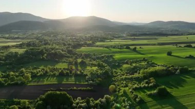 Ortaçağ Dreznik Grad yakınlarında yeşil çayırlar ve tepeler. Dreznik şehri yakınlarındaki geniş yeşil alanlar ve kırsal yolların insansız hava aracı görüntüsü. Canlı manzara, bahar büyümesi, Hırvat köylerinde tipik bir barış duygusu.
