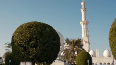 Abu Dabi 'deki ikonik Şeyh Zayed Camii' nin çarpıcı manzarası. Büyük mimari, karmaşık mermer detaylar, dingin atmosfer onu BAE 'deki İslam kültürünün ve ruhaniliğin olağanüstü bir sembolü yapıyor..