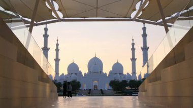 Abu Dabi, BAE - 14 Ocak 2024: Birleşik Arap Emirlikleri 'ne Seyahat, Abu Dabi. Abu Dabi 'deki Büyük Cami yakınlarındaki parkı ziyaret eden kadın turistler. Wahat Al Karama ya da Haysiyet Vahası.