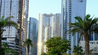 BAE, Abu-Dabi, 11 Ocak 2024 günbatımında modern bölge, günbatımında modern mimari, sakin sokaklar, şehir manzarası üzerinde sıcak alacakaranlık. Altın saat ışığında Reem Adası şehir atmosferi