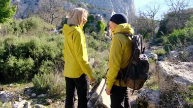 Genç gezginler antik amfitiyatroyu ve Termessos kalıntılarını keşfettiler. Yürümek, tırmanmak, manzaranın ve sıcak Türk ışığında antik tarihin tadını çıkarmak.