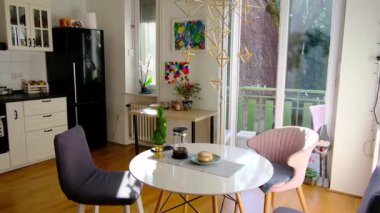 Sıcak mutfak masasında çay, bir tabak çörek ve el yapımı geleneksel Ukrayna Noel süsü kıştan bahara sıcak ve mevsimsel geçişi sembolize ediyor..