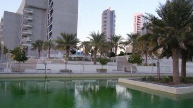 BAE, Abu-Dabi, 11 Ocak 2024: Reem adasının merkez parkı, modern bölge günbatımında, modern mimari, sakin sokaklar, şehir manzarası üzerinde sıcak alacakaranlık.