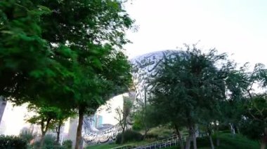 Dubai, BAE - 16 Ocak 2024: Dubai Şehir merkezinden Geleceğin Manzarası Müzesi. Modern fütüristik müze mimar Shaun Killa tarafından tasarlandı. Şehir manzarası silüeti.