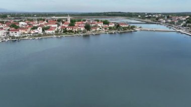 Nin 'in ilkbaharda insansız hava aracı tarafından ele geçirildiği tarihi sahil kasabası. Taştan evleri ve Adriyatik arkaplanı olan eski Nin kasabası, baharda Hırvatistan 'da miras ve kıyı cazibesini göstererek yukarıdan çekildi