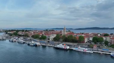 Zadar marinası ve yukarıdan görünen antik kasaba. Kıyı ilkbahar atmosferindeki Zadars rıhtımı, kırmızı çatılar, marina ve Roma mirasının güneşli hava görüntüleri